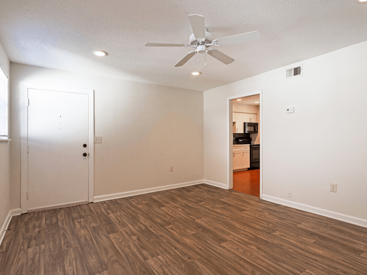 Living Area With Ceiling Fan at The Flats at Seminole Heights, Tampa, FL